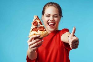 bonito mujer con Pizza en manos rápido comida comiendo divertido foto