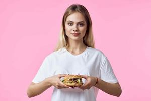 mujer en blanco camiseta hamburguesa bocadillo delicioso comida restaurante foto