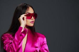 bonito mujer en rosado vestir rojo lentes Moda maquillaje glamour aislado antecedentes foto