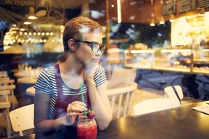 mujer uno unidad en restaurante cóctel bebida ocio estilo de vida foto