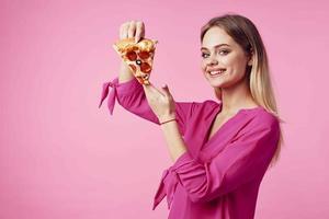 linda alegre mujer Pizza en manos bocadillo delicioso rápido comida rosado antecedentes foto