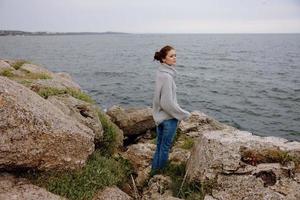 bonito mujer naturaleza rocas costa paisaje Oceano estilo de vida foto