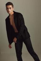hombre en negro camisa de moda ropa posando estudio atractivo estilo foto
