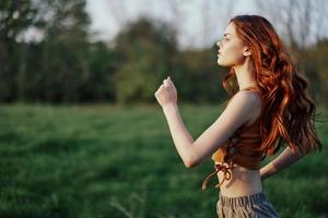 un mujer es trotar con un enfocado rostro, cansado después un al aire libre actividad foto