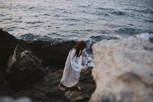 mujer con mojado pelo vestidos al aire libre playa Oceano marina foto