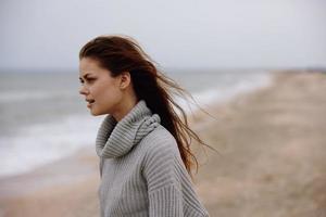 retrato de un mujer nublado clima por el mar viaje Fresco aire estilo de vida foto