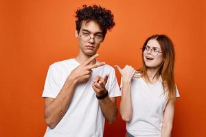 recortado ver de alegre joven Pareja en blanco camisetas comunicado foto