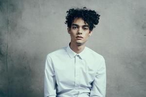 hombre con Rizado pelo blanco camisa gerente estudio estilo de vida foto