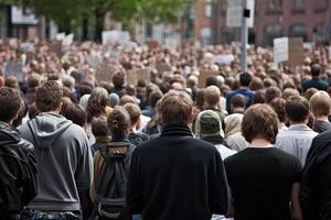 espalda ver de agresivo personas protestando a ciudad calle. protesta activistas multitud con levantamiento puños enojado personas hacer revolución. creado con generativo ai foto