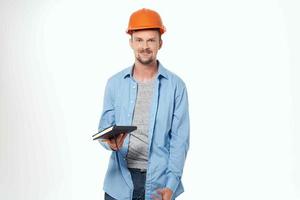 hombre en construcción uniforme profesional trabajo aislado antecedentes foto