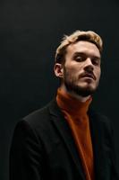 hombre con barba y peinado naranja suéter chaqueta modelo foto