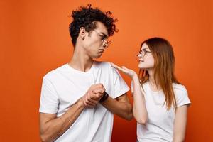 joven Pareja blanco camisetas divertido Moda naranja antecedentes foto