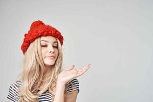 hermosa mujer en un a rayas camiseta rojo sombrero ligero antecedentes foto