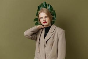 bonito mujer en Saco rojo labios Moda palma hoja estilo de vida posando foto