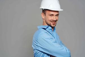 hombre en construcción uniforme ingeniero profesional trabajo foto