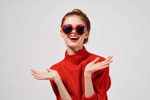 de moda mujer en un rojo suéter aislado antecedentes foto