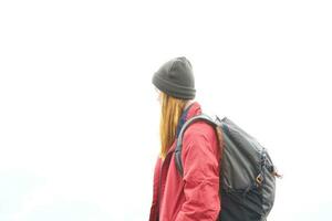 mujer viajes en el montañas con un mochila en el noche paisaje nubes clima foto