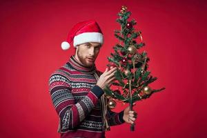 linda hombre en Navidad ropa Navidad árbol juguetes estilo de vida foto