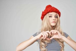 hermosa mujer en de moda ropa rojo sombrero recortado ver glamour foto