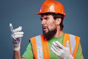 emocional hombre en naranja pintar profesional constructores trabajo foto