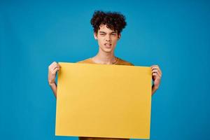 gracioso Rizado chicos con un amarillo agudo publicidad Copiar espacio azul antecedentes foto