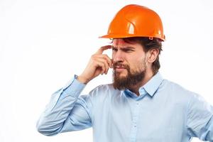 emocional hombre gesticulando con su manos construcción industria naranja difícil sombrero trabajo foto