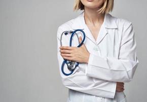 profesional médico mujer con azul estetoscopio y blanco médico vestido Copiar espacio foto