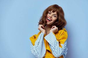 mujer en un de moda Saco inclinado su cabeza a el lado y un a rayas camisa tiene un hermosa sonrisa foto