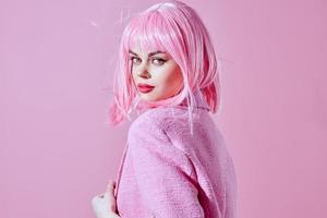 bonito mujer en rosado chaqueta de sport productos cosméticos aislado antecedentes foto