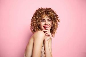 encantador modelo hermosa sonrisa Rizado pelo vestir con lentejuelas de moda ropa antecedentes foto