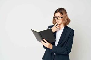 alegre mujer llamada Nota en manos profesional oficial trabajo foto