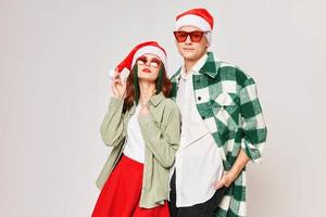 hombres y mujer nuevo año Gafas de sol Navidad estudio juntos foto