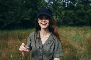 mujer en el bosque sonrisa verde mono estilo de vida divertido verano foto