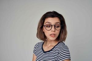 bonito mujer en de moda ropa ligero antecedentes estilo de vida foto