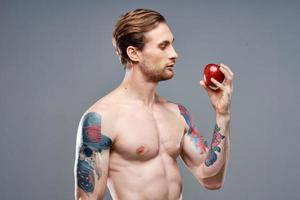 tatuado hombre desnudo torso musculoso músculos deporte aptitud manzana salud foto