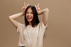 bonito mujer camiseta posando moderno estilos productos cosméticos aislado antecedentes foto