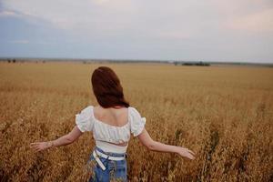 mujer caminando en el campo campo agricultura paisaje inalterado foto