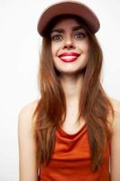 retrato de un mujer en un gorra sonrisa extraño Mira rojo vestir foto