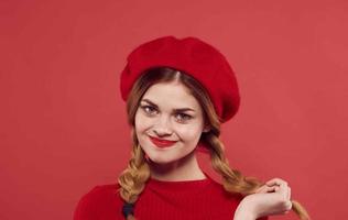 bonito mujer en rojo sombrero participación pelo encanto Moda foto