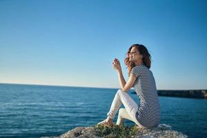 mujer al aire libre querer naturaleza Oceano paisaje verano foto