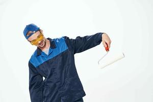 hombre en trabajando uniforme pintor hogar renovación decoración foto