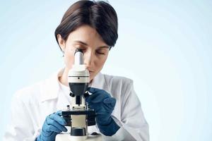 mujer en blanco Saco microscopio biotecnología Ciencias investigación foto