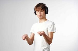 chico en auriculares escucha a música entretenimiento tecnología foto