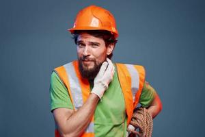 hombre en trabajando construcción uniforme la seguridad profesional recortado ver foto