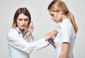 profesional médico con estetoscopio latido del corazón paciente salud trabajo foto