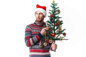 emocional hombre en nuevo años ropa decoración Navidad aislado antecedentes foto