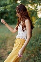 un joven hippie mujer bailando alegremente y sonriente formalmente en naturaleza en el caer. el concepto de económico consumo y cuidados personales foto