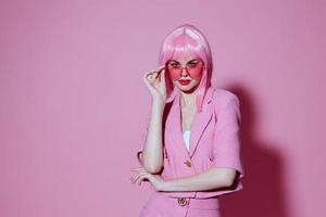 retrato de un joven mujer gesticulando con manos rosado chaqueta estilo de vida glamour rosado antecedentes inalterado foto