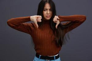 bonito mujer divertido marrón suéter posando casual vestir estudio modelo foto