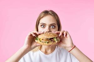 alegre bonito mujer en blanco camiseta Pizza rápido comida bocadillo restaurante foto